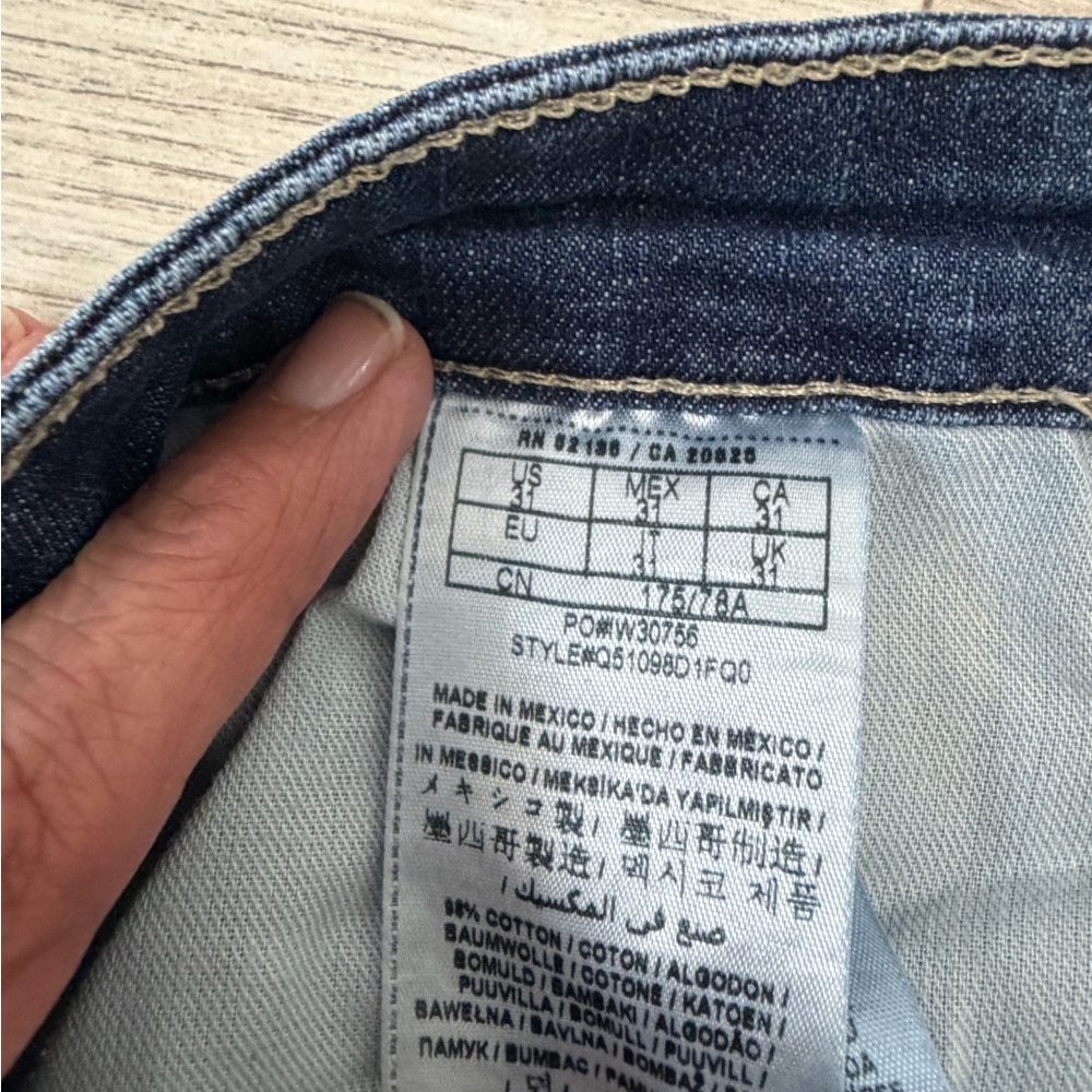 GUESS Medium Rise Skinny “Sarah” Fit Distressed Capri Jeans - Picture 5 of 5